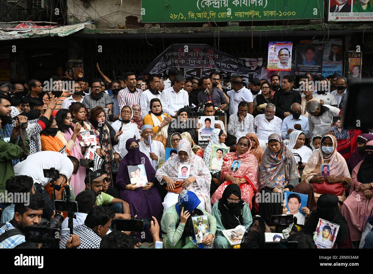 I familiari e i parenti delle vittime di sparizioni forzate o rapimenti segreti tengono ritratti dei membri scomparsi durante una manifestazione di protesta in occasione della "giornata internazionale delle vittime di sparizioni forzate" a Dacca, Bangladesh, il 30 agosto 2023. Il partito nazionalista del Bangladesh (BNP) ha tenuto una manifestazione di protesta chiedendo il ritorno dei loro attivisti e leader scomparsi di fronte alla loro sede principale a Dacca. Foto Stock