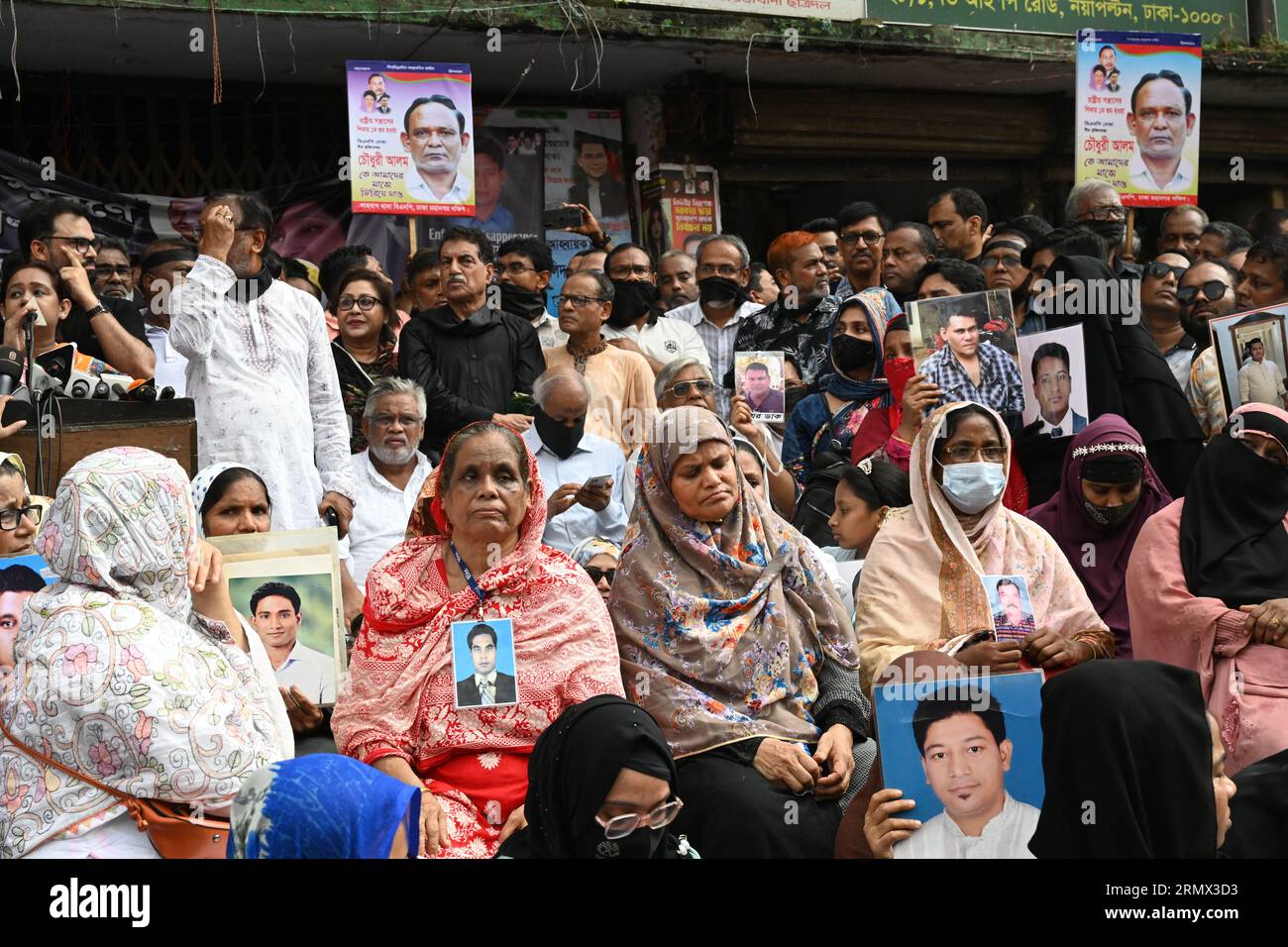 I familiari e i parenti delle vittime di sparizioni forzate o rapimenti segreti tengono ritratti dei membri scomparsi durante una manifestazione di protesta in occasione della "giornata internazionale delle vittime di sparizioni forzate" a Dacca, Bangladesh, il 30 agosto 2023. Il partito nazionalista del Bangladesh (BNP) ha tenuto una manifestazione di protesta chiedendo il ritorno dei loro attivisti e leader scomparsi di fronte alla loro sede principale a Dacca. Foto Stock