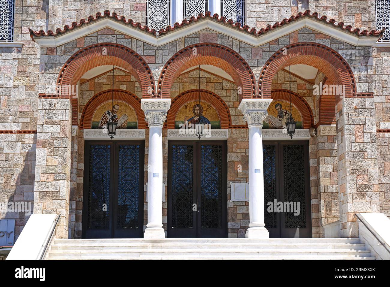 Pireo, Grecia - 4 maggio 2015: Ingresso a tre archi alla chiesa cristiana ortodossa di Agia Triada nella città del Pireo. Foto Stock