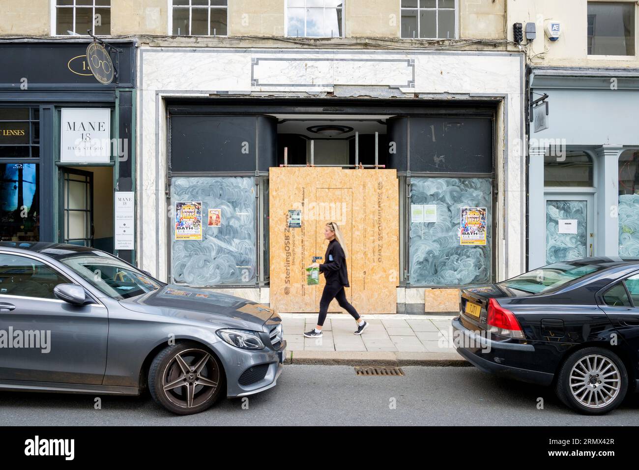 Boded Up Shops in New Bond Street, Bath, Regno Unito, agosto 2023. Molte strade britanniche hanno visto un aumento del numero di negozi abbandonati. Foto Stock