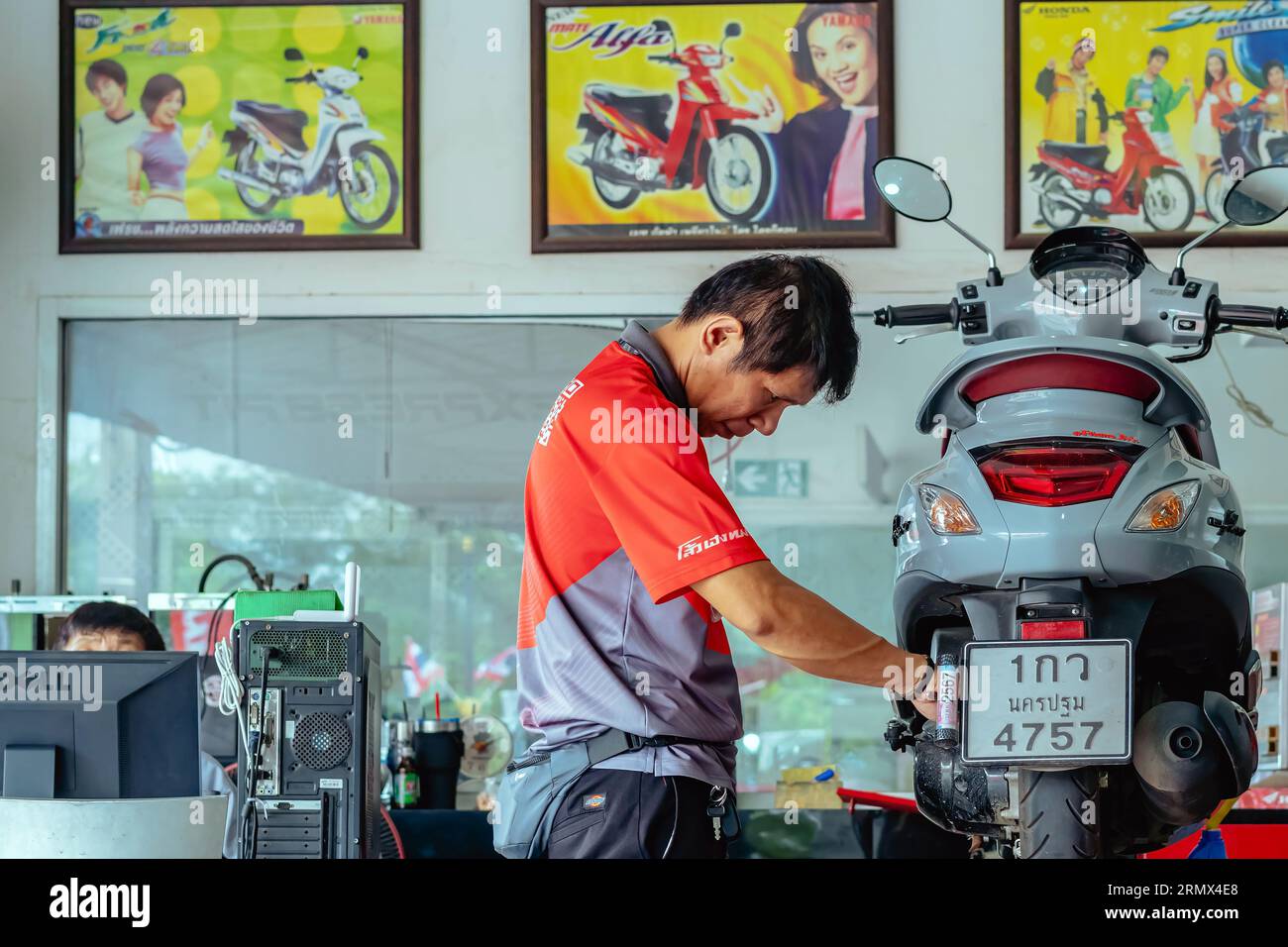 KANCHANABURI-THAILANDIA, 20 LUGLIO ,2023: Officina autorizzata Yamaha moto e centro vendite. Il tecnico ripara la moto yamaha presso la LoHengMong repa Foto Stock