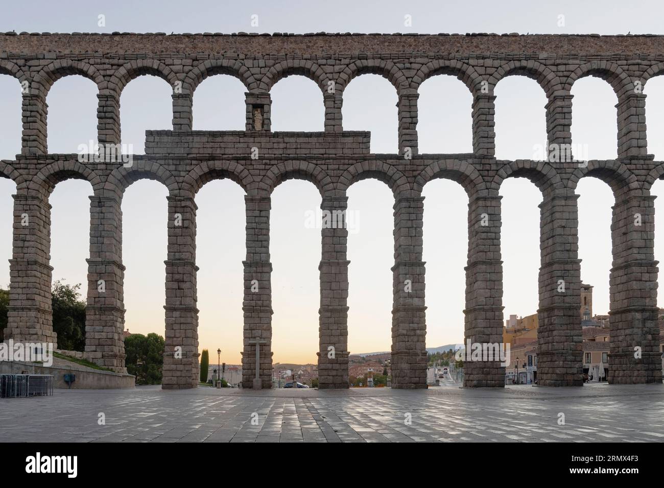 Spagna, Castiglia e León, Segovia, prima dell'alba veduta dell'Acquedotto di Segovia, un acquedotto romano con 167 archi costruito intorno al i secolo d.C. per chan Foto Stock