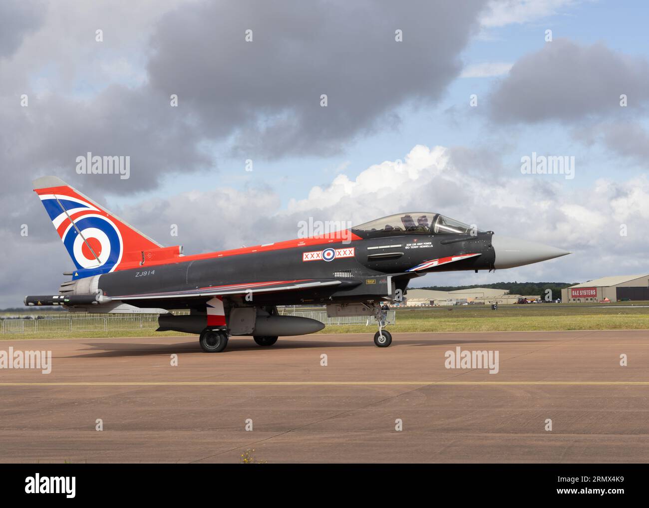 Il team RAF Eurofighter Typhoon solo display attende di partire dal Royal International Air Tattoo 2023 Foto Stock