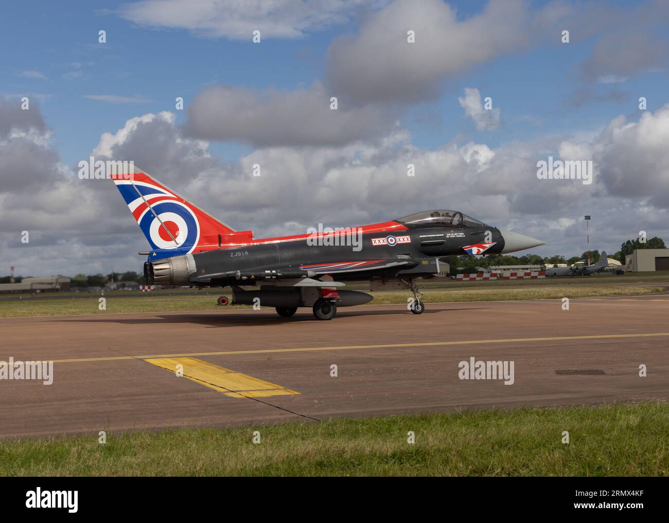 Il team RAF Eurofighter Typhoon solo display attende di partire dal Royal International Air Tattoo 2023 Foto Stock