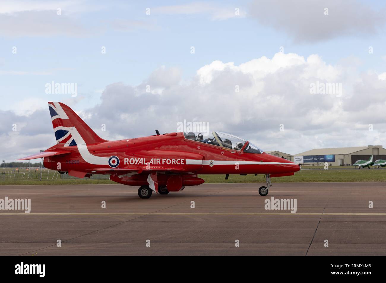 Uno degli aerei a reazione Hawk T1/T1A del team Red Arrows RAF si prepara a lasciare il Royal International Air Tattoo del 2023 Foto Stock