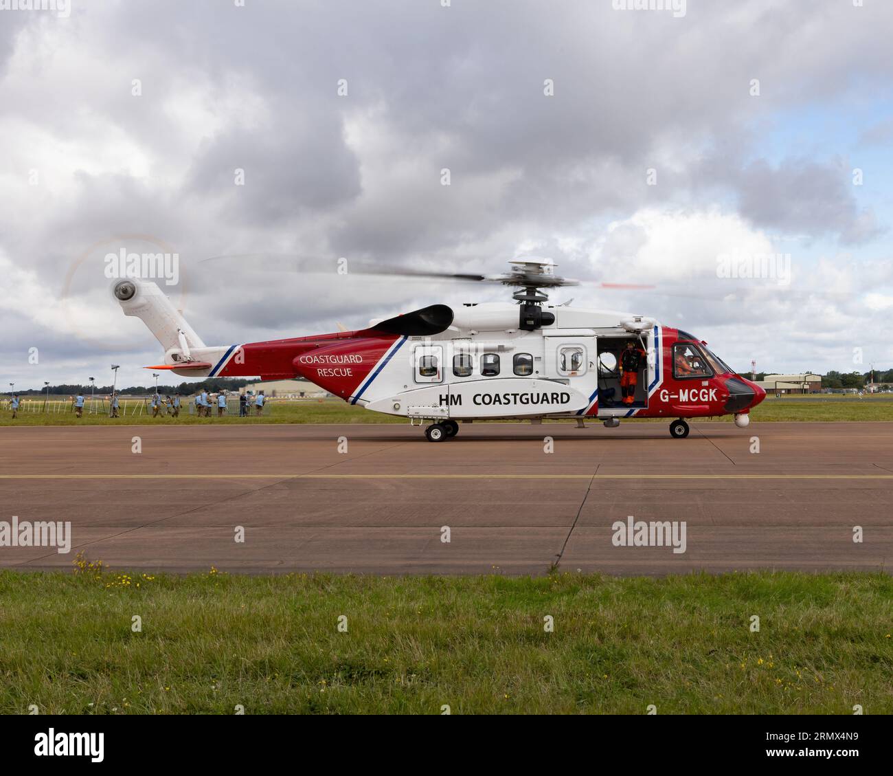 L'elicottero Sikorsky S-92 Helibus G-MCGK nella livrea HM Coastguard parte dal Royal International Air Tattoo del 2023 Foto Stock