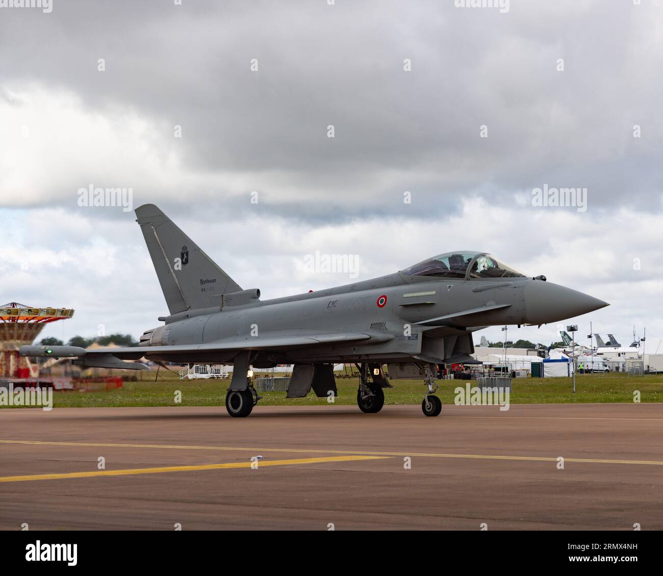 Un Eurofighter Typhoon italiano attende di lasciare il Royal International Air Tattoo 2023 Foto Stock