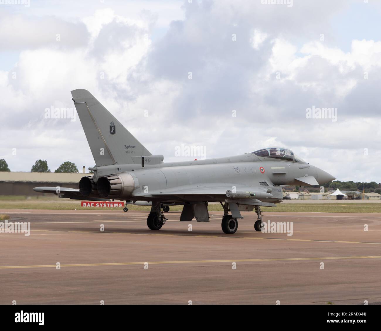 Un Eurofighter Typhoon italiano attende di lasciare il Royal International Air Tattoo 2023 Foto Stock