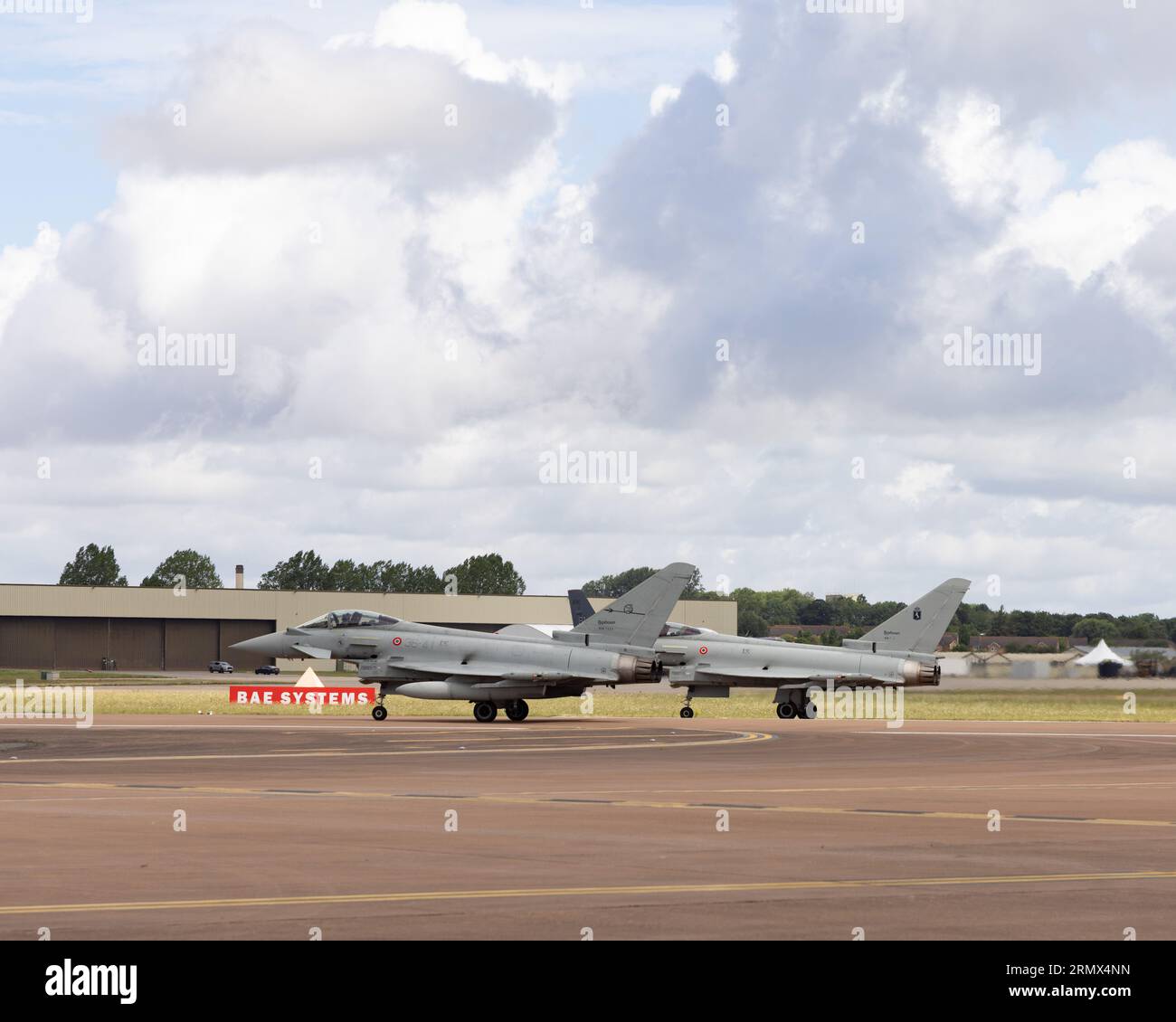Due Eurofighter Typhoons italiani aspettano di lasciare il Royal International Air Tattoo 2023 Foto Stock