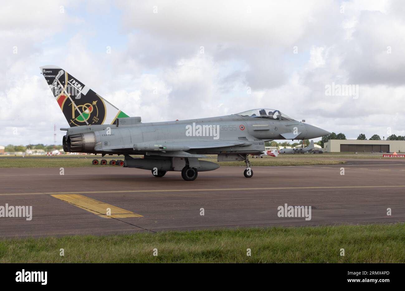 Un Eurofighter Typhoon italiano attende di lasciare il Royal International Air Tattoo 2023 Foto Stock