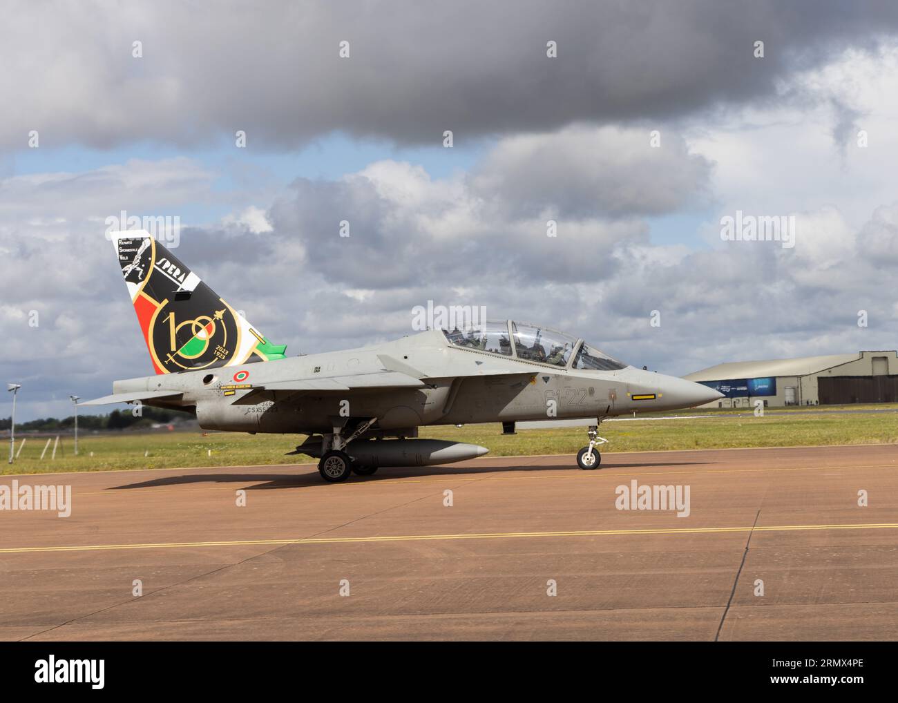 Un Eurofighter Typhoon italiano attende di lasciare il Royal International Air Tattoo 2023 Foto Stock