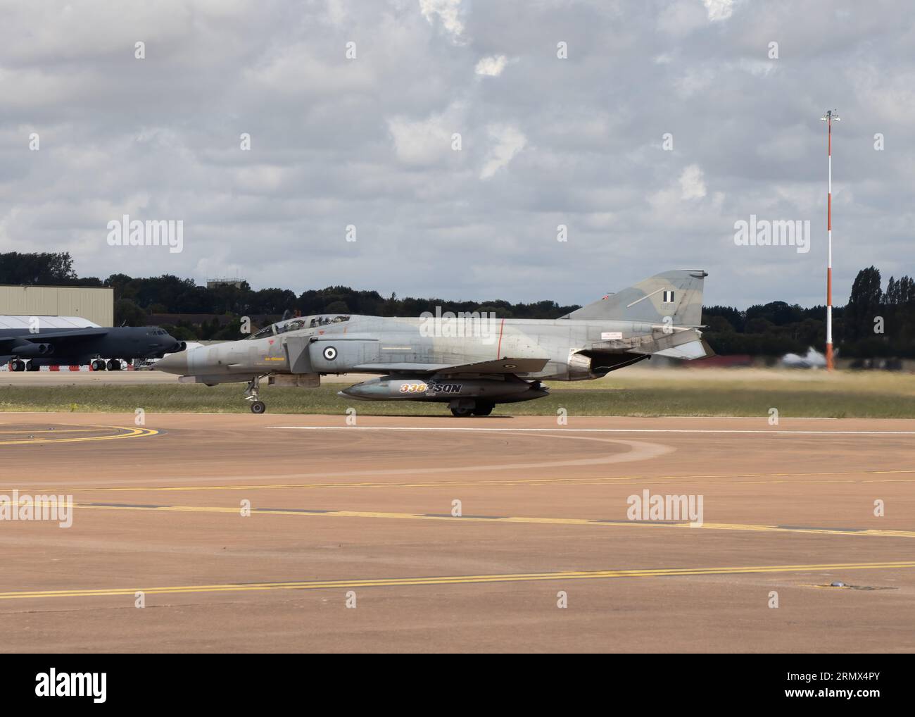 Il caccia greco McDonnell Douglas F-4 Phantom II lascia il Royal International Air Tattoo del 2023 Foto Stock