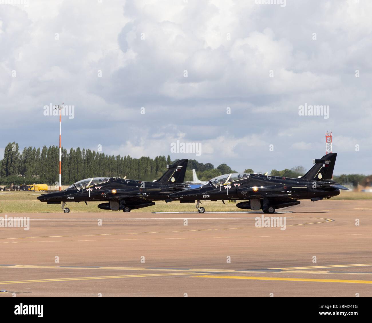 Due addestratori avanzati BAE Hawk dal No.4FTS della RAF Valley aspettano di partire dal Royal International Air Tattoo del 2023 Foto Stock