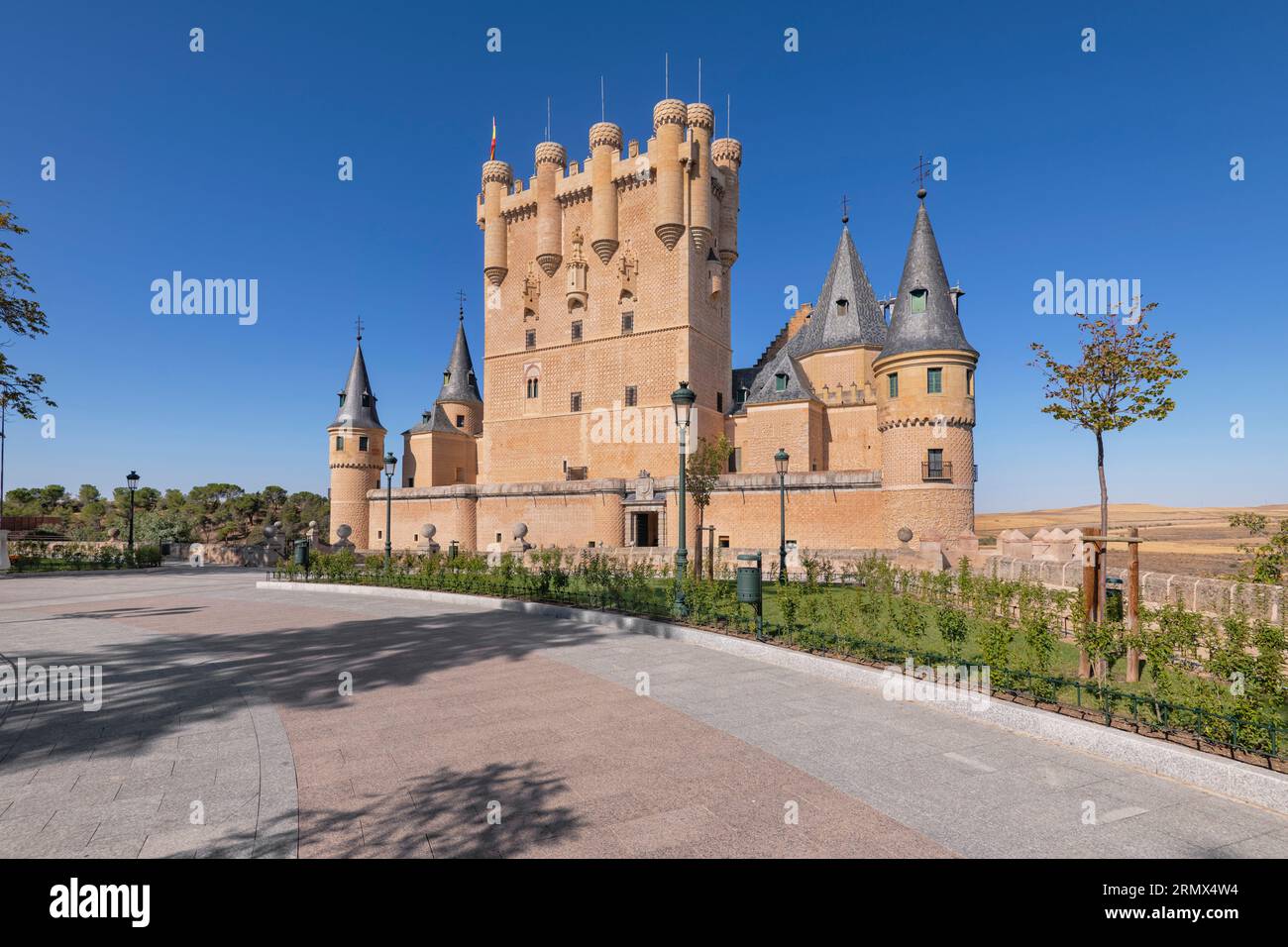 Spagna, Castiglia e León, Segovia, Alcázar di Segovia del XII secolo con la Torre di Giovanni II di Castiglia del XV secolo come caratteristica principale, vista da Foto Stock