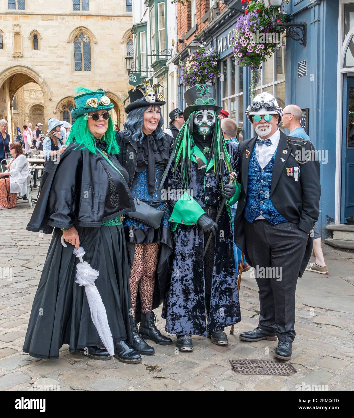 Quattro persone in costume al Lincoln Steampunk weekend 2023, Exchecker Gate, Lincoln City, Lincolnshire, Inghilterra, REGNO UNITO Foto Stock