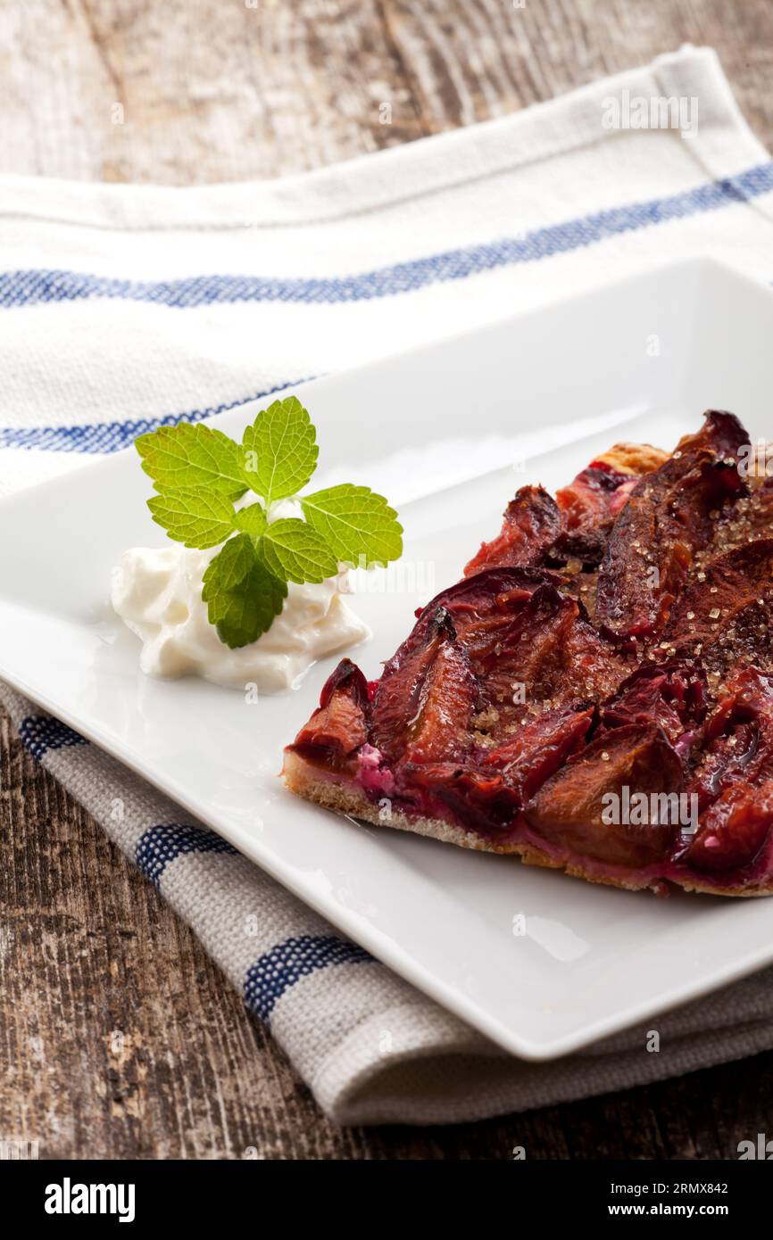 Primo piano di Bavarian Plum Doughnut Foto Stock