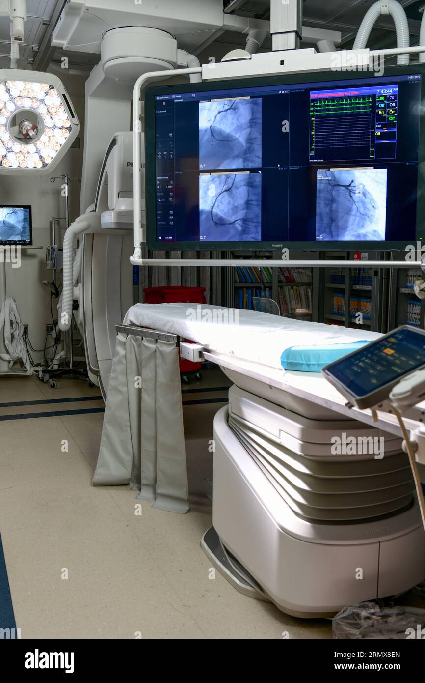 Laboratorio di cateterizzazione cardiaca in ambiente ospedaliero sala operatoria e di procedura O apparecchiature mediche high-tech USA Foto Stock