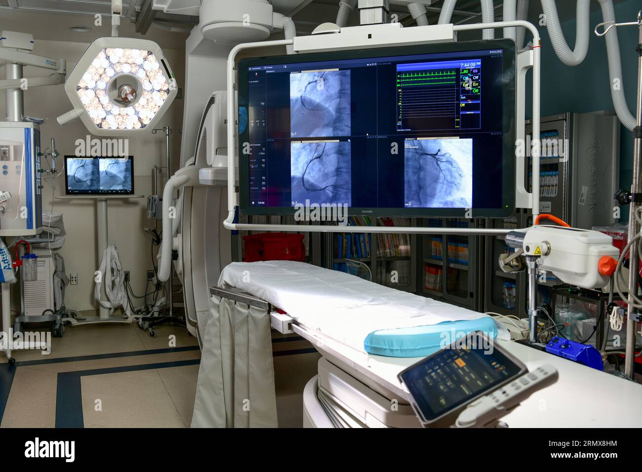 Laboratorio di cateterizzazione cardiaca in ambiente ospedaliero sala operatoria e di procedura O apparecchiature mediche high-tech USA Foto Stock