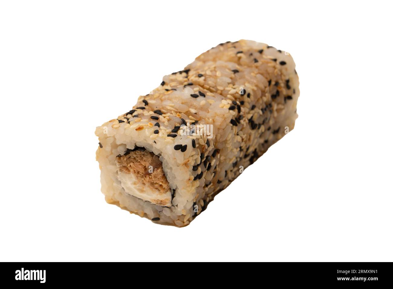 Sushi con formaggio cremoso e tonno isolato su fondo bianco. Foto Stock
