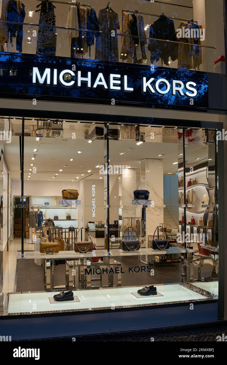 Il negozio del designer americano Michael Kors sul Kurfürstendamm di Berlino la sera Foto Stock