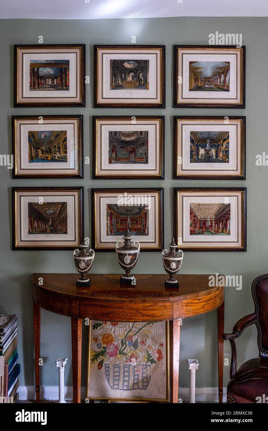 Incisioni della "storia delle residenze reali" di WH Pyne con ricami eseguiti dall'imperatrice vedova di Russia nella casa georgiana del XVIII secolo, Northamptons Foto Stock