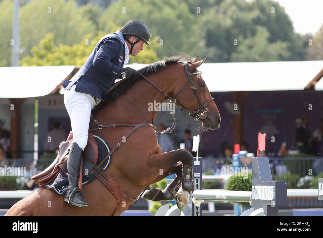 Mailand, Italia. 30 agosto 2023. Sport equestre: Campionato europeo, salto a ostacoli, 1a competizione, salto a tempo (individuale e di squadra). Il saltatore Jens Fredricson dalla Svezia cavalca Markan Cosmopolit. Crediti: Friso Gentsch/dpa/Alamy Live News Foto Stock