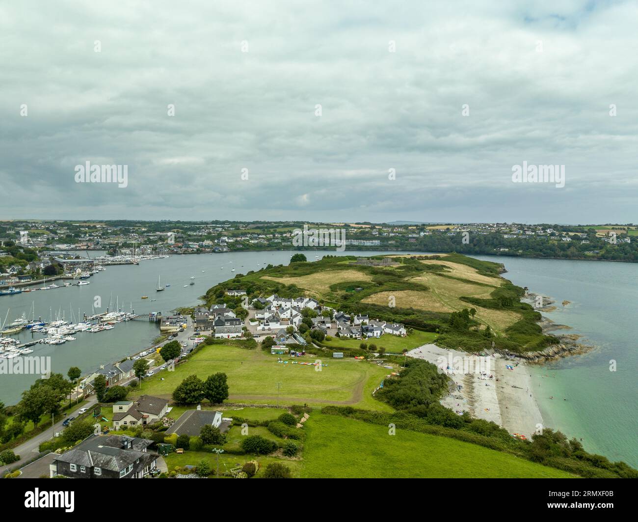 Vista aerea della spiaggia di Kinsale con il fiume Bandon nell'Irlanda del Sud sorvegliato da James Fort Foto Stock
