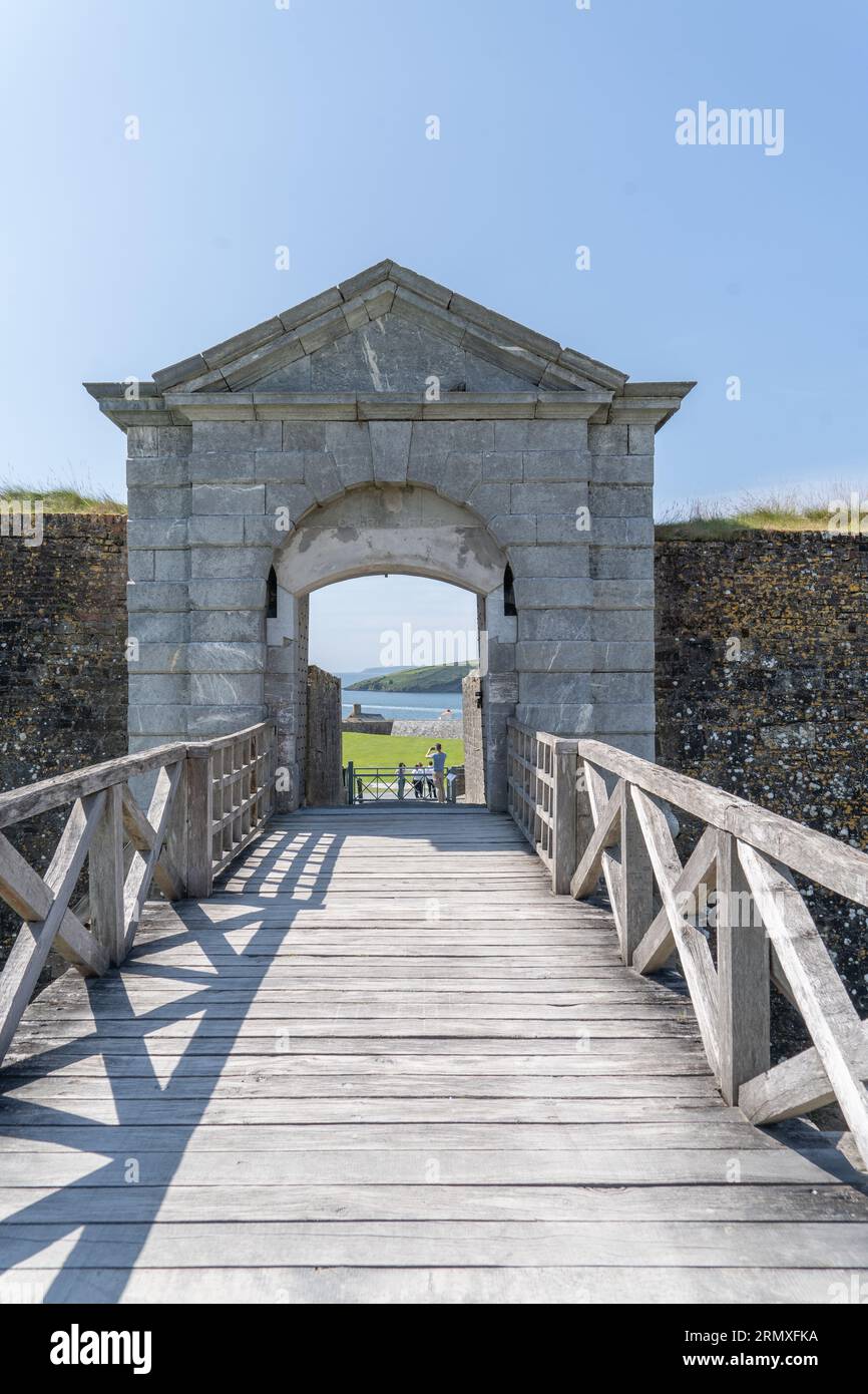Ponte che conduce al cancello singolo con arco classico a Charles Fort Ireland Foto Stock