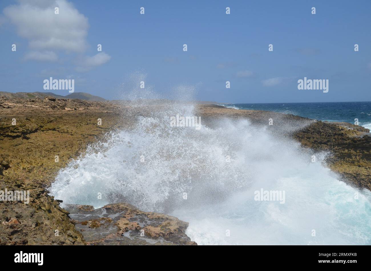 Grande onda sulla costa del Parco Nazionale Shete Boka, Curaao Foto Stock