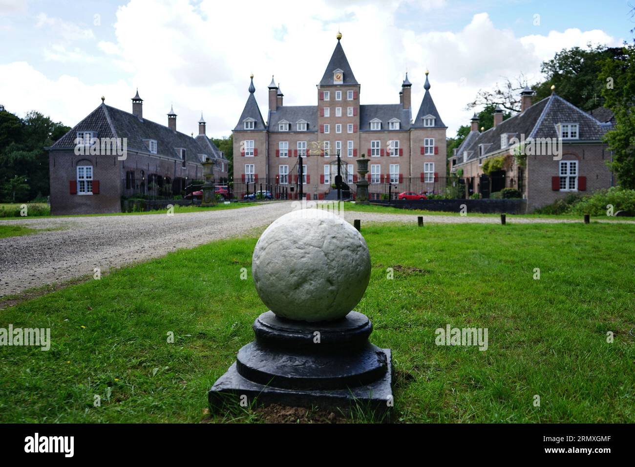 Renswoude, Paesi Bassi - 28 agosto 2023: Castello di Renswoude nella provincia di Utrecht con la fotocamera in primo piano Foto Stock
