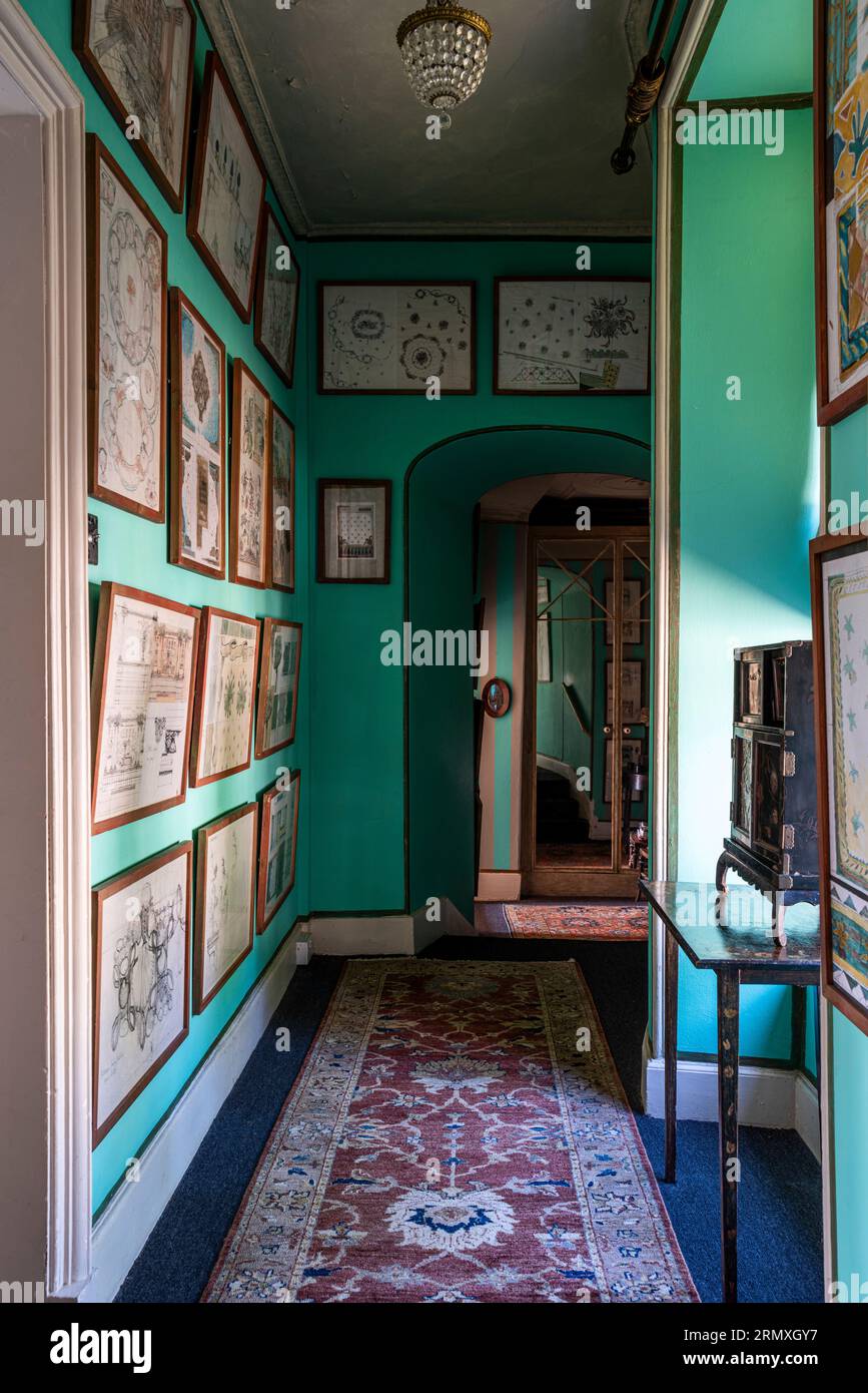Parete e tappeto in corridoio della conversione di un loft di fiori del XVIII secolo vicino a Penzance in Cornovaglia, Regno Unito Foto Stock