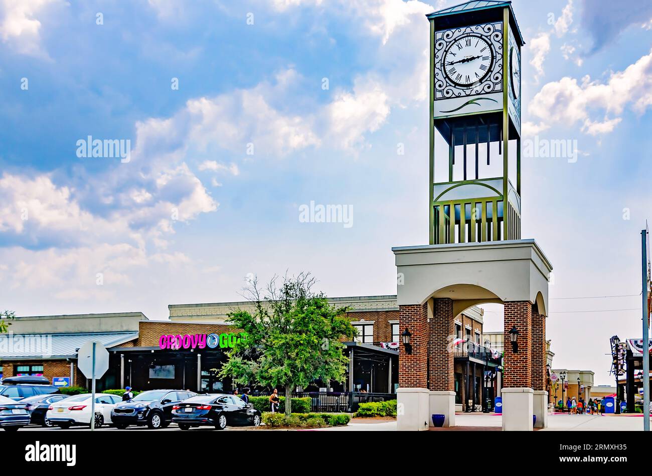 La torre dell'orologio OWA Parks and Resort è raffigurata all'ingresso del centro di OWA, 19 agosto 2023, a Foley, Alabama. Foto Stock