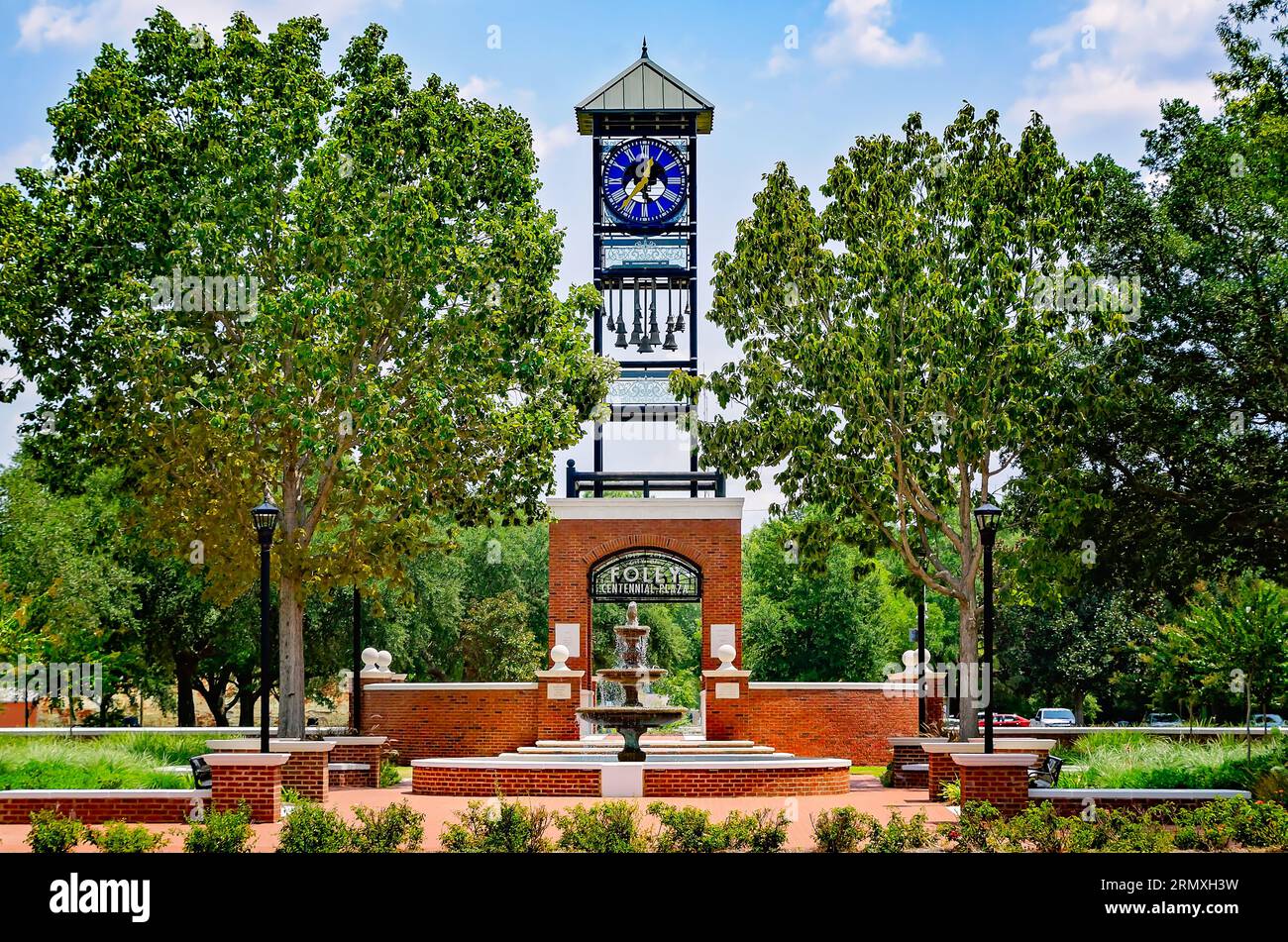 Foley Centennial Plaza è raffigurata all'Heritage Park, 19 agosto 2023, a Foley, Alabama. Il plaza presenta un campanile di 52 piedi. Foto Stock