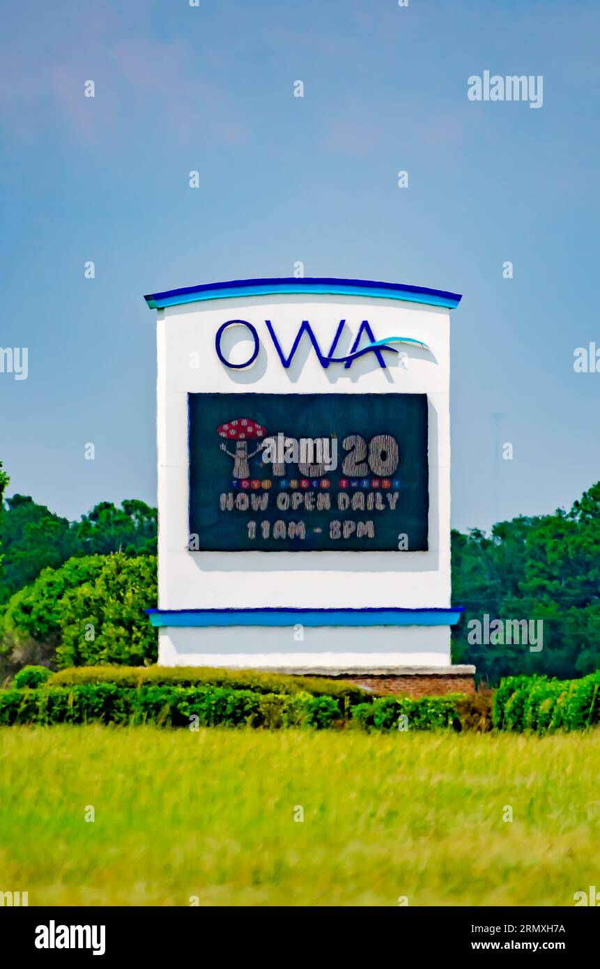 Un cartello dà il benvenuto ai visitatori dell'OWA Parks and Resort, 19 agosto 2023, a Foley, Alabama. Foto Stock