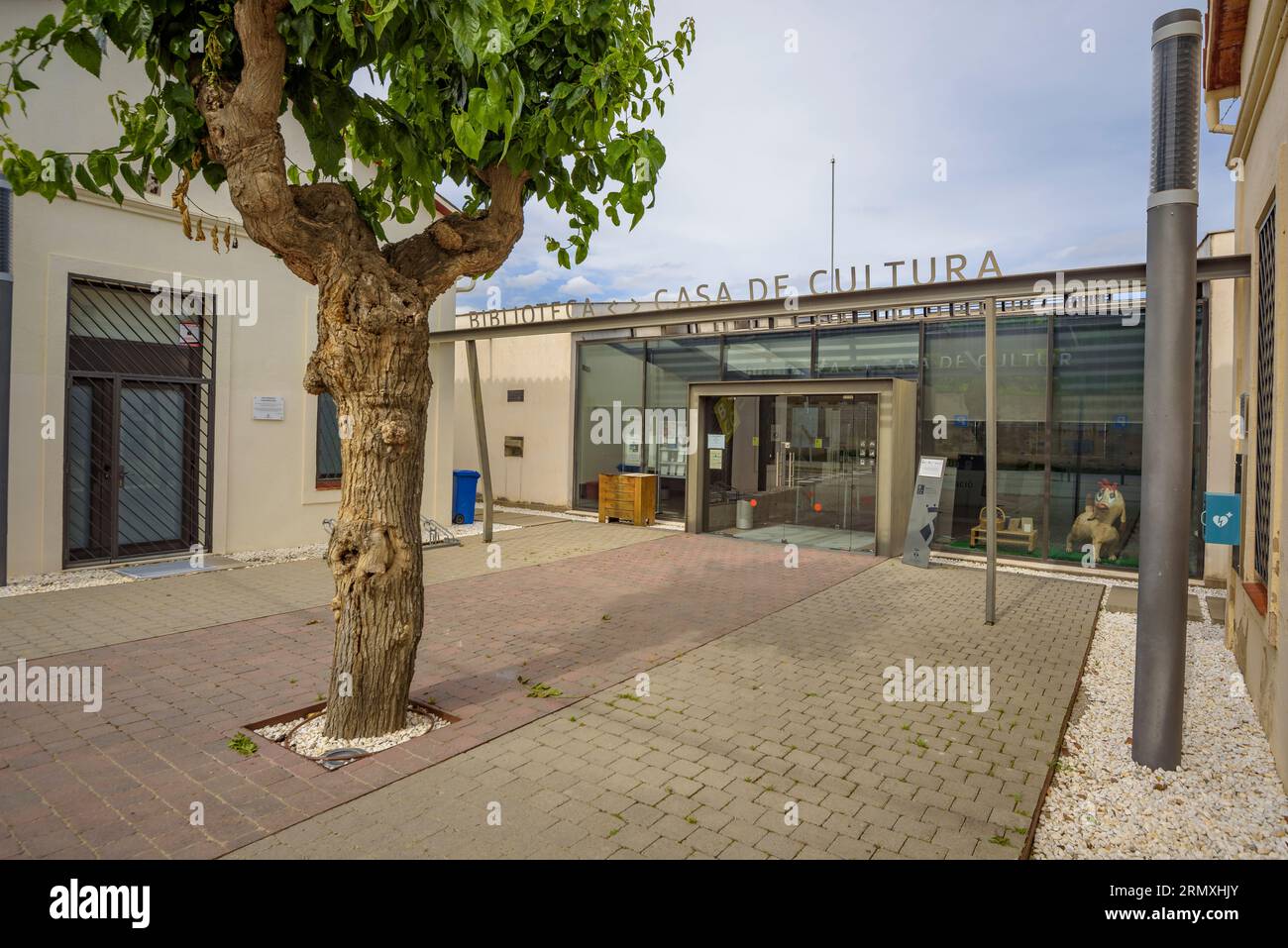 Edificio bibliotecario di Santa Eulàlia de Roncaana (Vallès Oriental, Barcellona, Catalogna, Spagna) ESP: Edificio de la biblioteca de Santa Eulàlia de Roncaana Foto Stock