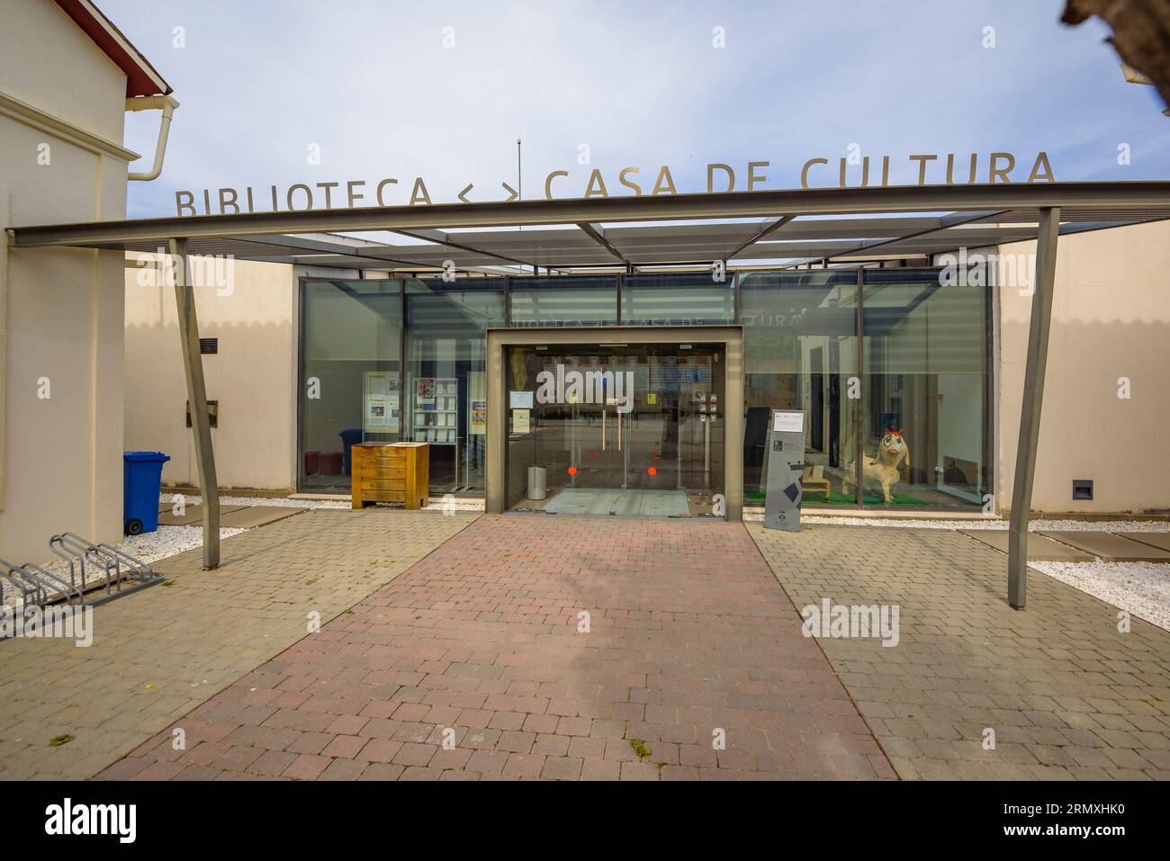 Edificio bibliotecario di Santa Eulàlia de Roncaana (Vallès Oriental, Barcellona, Catalogna, Spagna) ESP: Edificio de la biblioteca de Santa Eulàlia de Roncaana Foto Stock