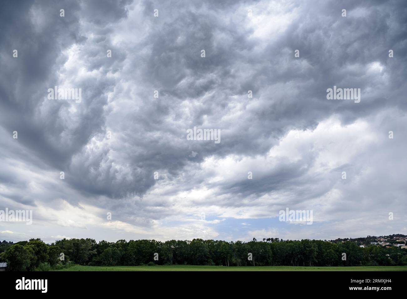 Nuvole di tempesta su campi verdi in primavera a Santa Eulàlia de Roncana (Vallès Oriental, Barcellona, Catalogna, Spagna) ESP Nubes de tormenta sobre campos Foto Stock