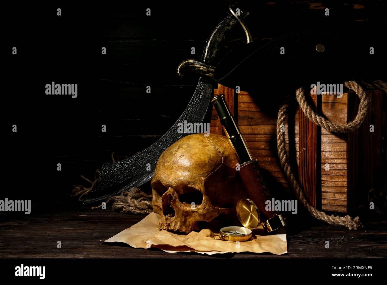 Torace con teschio umano, spada, vetro spia e bussola su sfondo marrone di legno Foto Stock