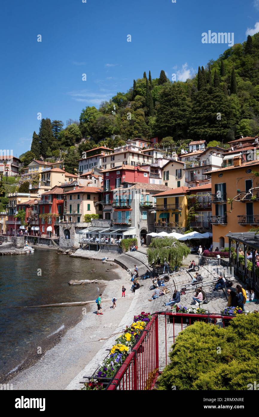 Vista panoramica della splendida e colorata città di Varenna sulla sponda orientale del lago di Como, Italia contro il cielo blu Foto Stock