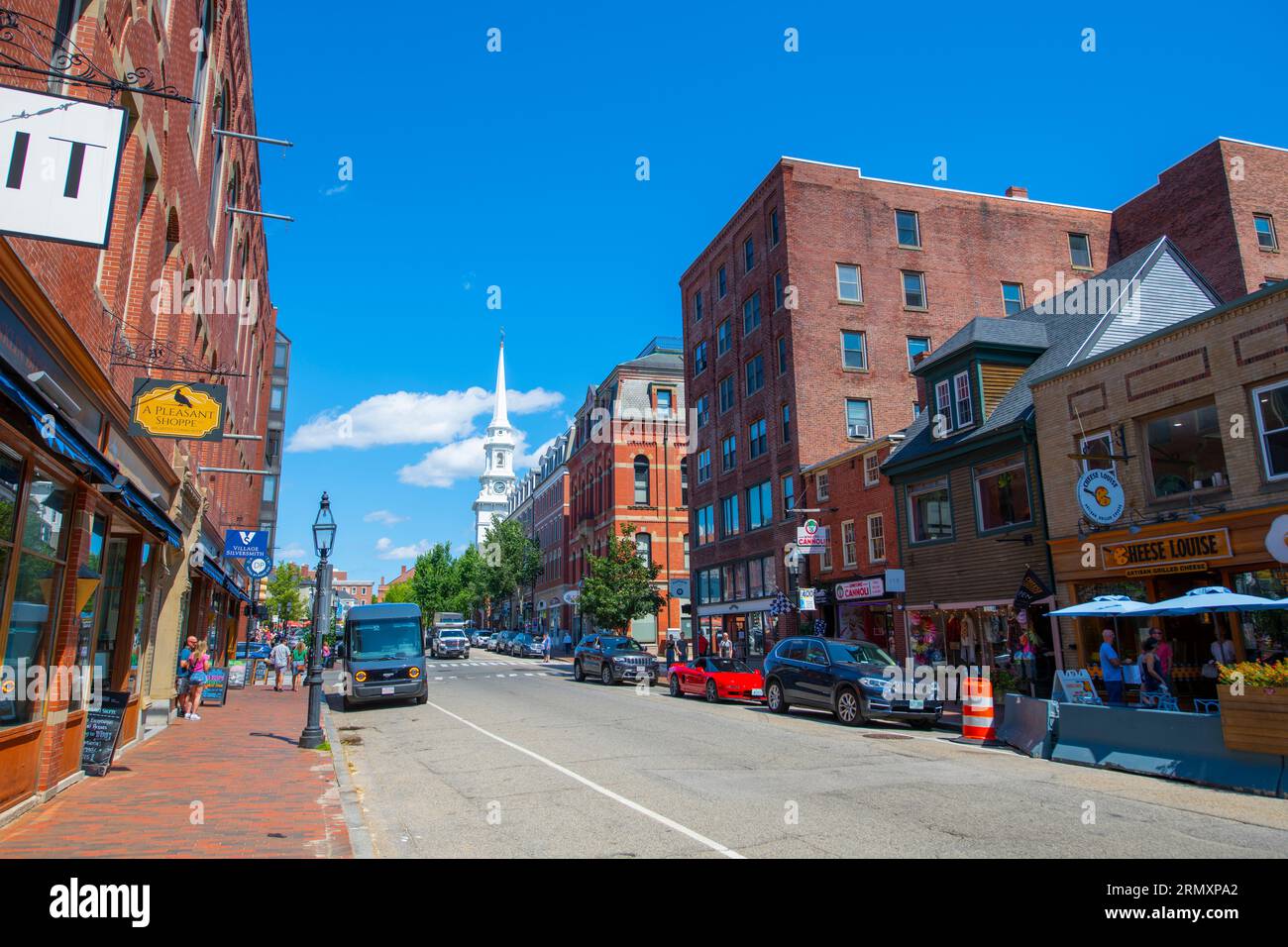 Edifici commerciali storici in Congress Street a Fleet Street con la Portsmouth North Church sullo sfondo nel centro di Portsmouth, New Hampshire Foto Stock