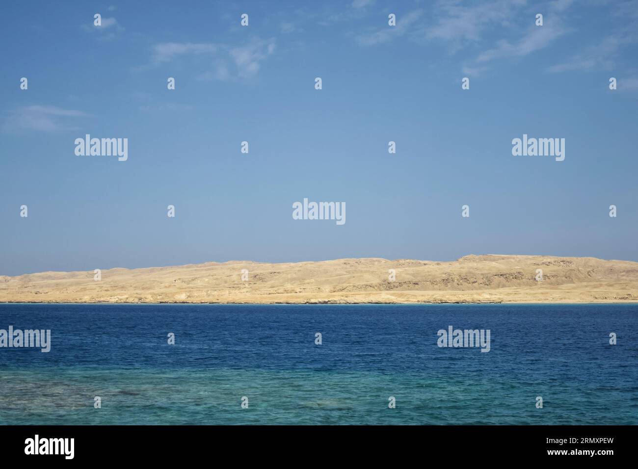 Vacanze, viaggio, vacanza, viaggio in Egitto. Vista dal Mar Rosso all'isola di sabbia deserta contro il cielo azzurro. Spazio di copia. Messa a fuoco selettiva. Foto Stock
