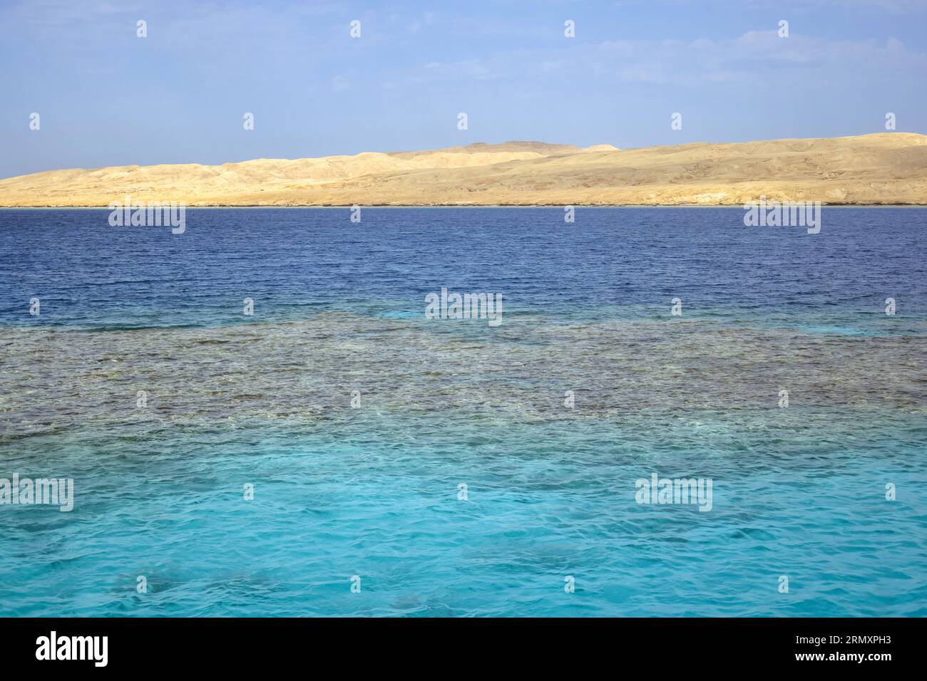 Vacanze, viaggio, vacanza, viaggio in Egitto. Vista dal Mar Rosso all'isola di sabbia deserta contro il cielo azzurro. Spazio di copia. Messa a fuoco selettiva. Foto Stock