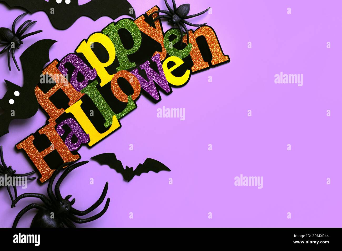 Buon Halloween. Vista dall'alto della decorazione della festa di Halloween con spazio per il testo su sfondo viola. Sfondo del concetto di Halloween Foto Stock