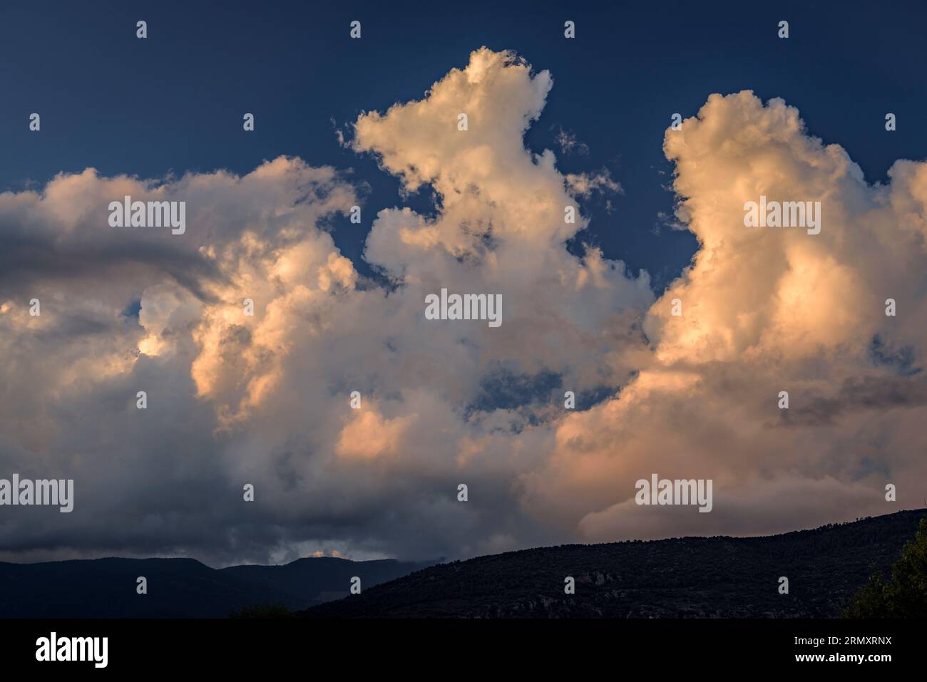 Cumulonimbus nuvola al tramonto, vista da Vilanova de Banat (Alt Urgell, Lleida, Catalogna, Spagna, Pirenei) ESP: Nuova cumulonimbus al atardecer Foto Stock