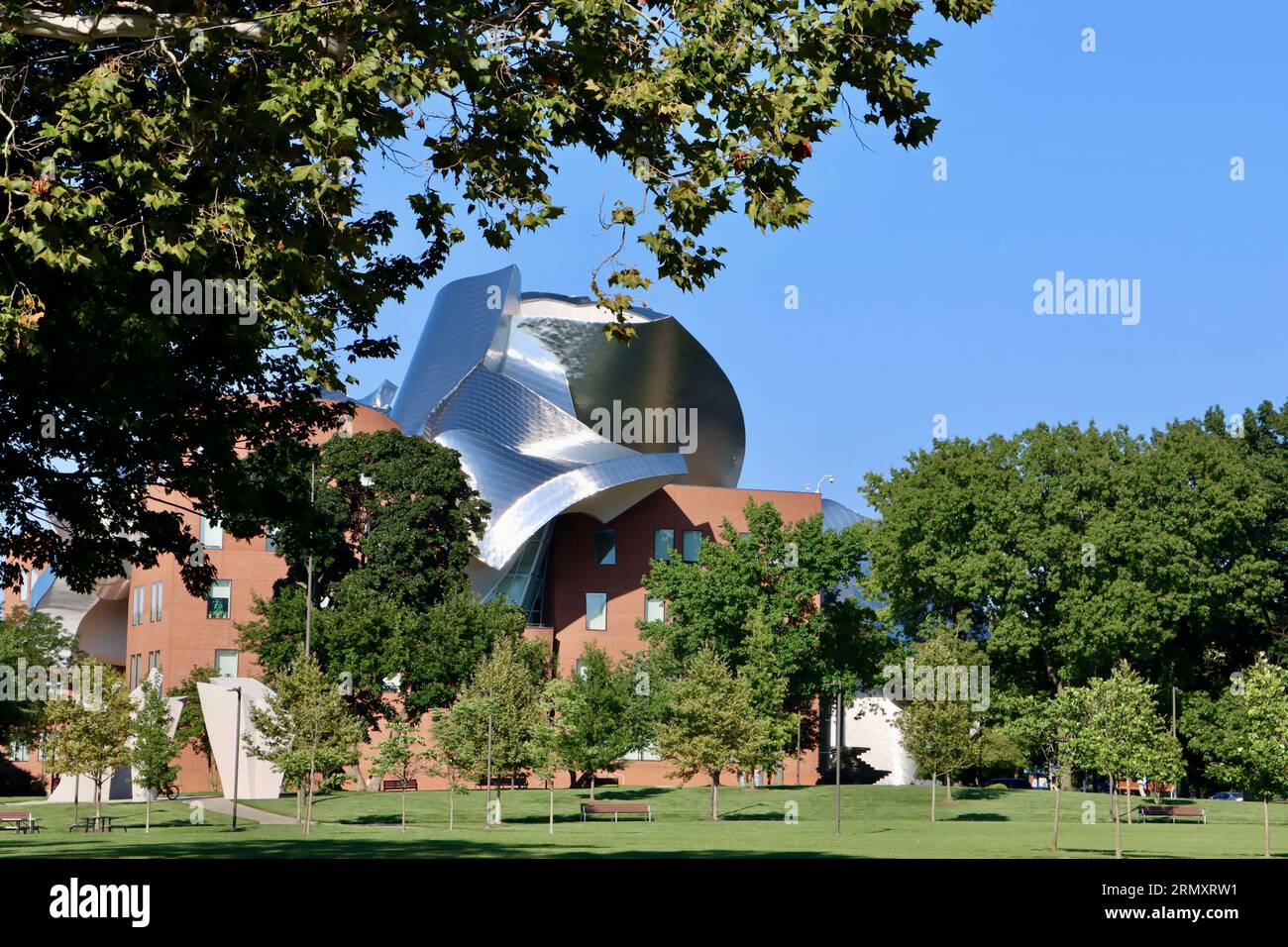 Frank Gehry ha progettato Peter B Lewis edificio della Weatherhead School of Management presso University Circle a Cleveland, Ohio Foto Stock