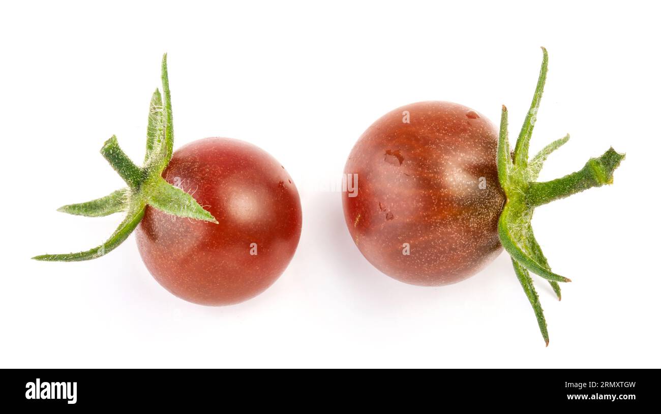 Pomodoro fresco maturo alle ciliegie con peduncolo verde isolato su bianco Foto Stock