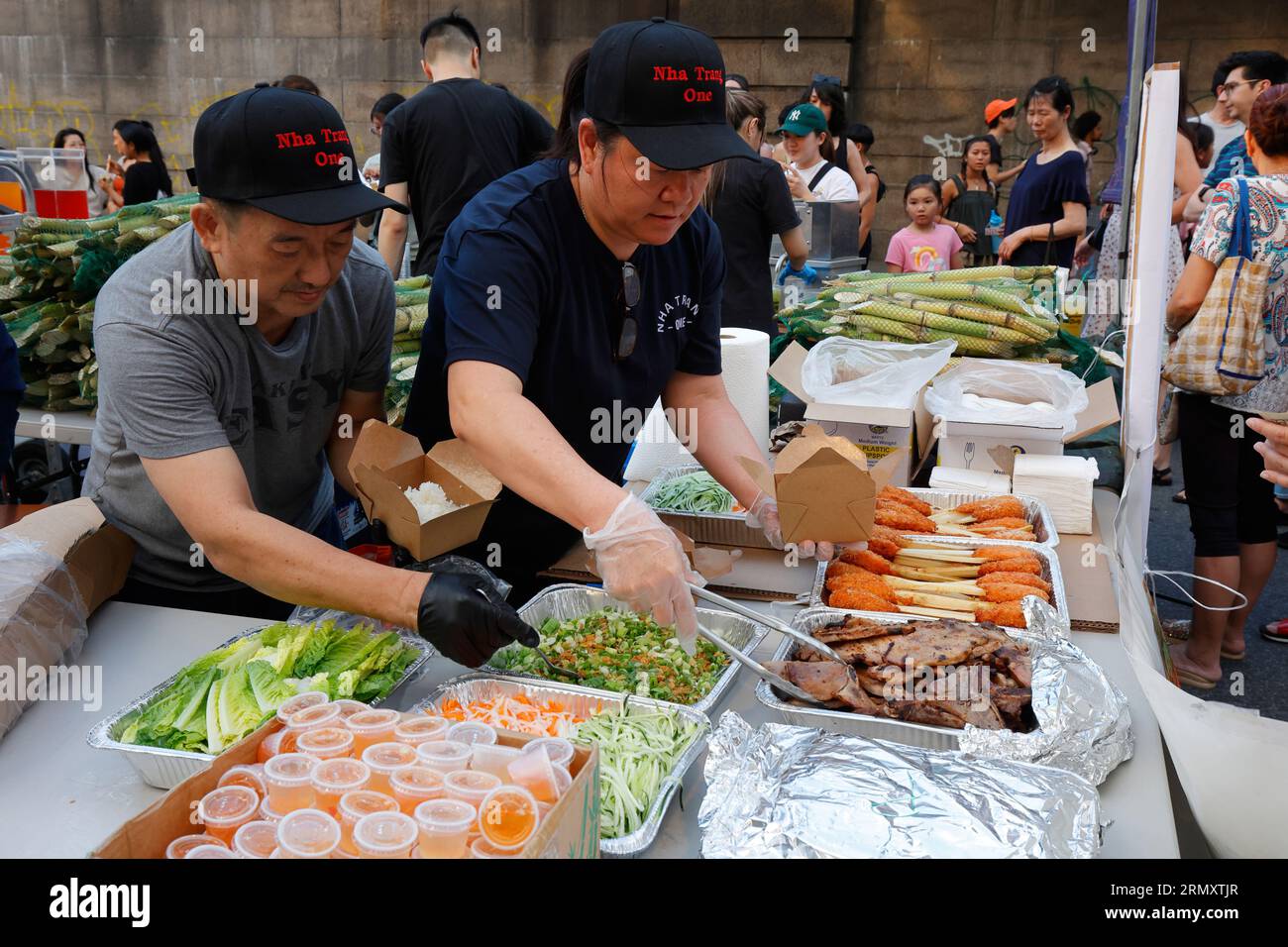 Il personale del ristorante Nha Trang One mette in valigia le scatole da asporto a Think! Evento del mercato notturno di Chinatown a Chinatown, New York, 23 luglio 2023. Foto Stock