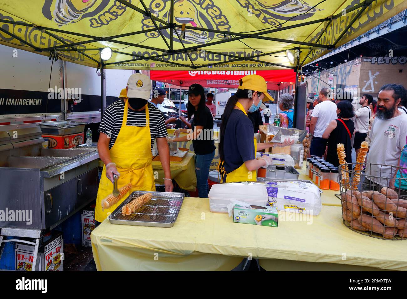 Il personale di Twisted Potato prepara spuntini di patate a spirale fritti in profondità con tornado! Evento del mercato notturno di Chinatown a Chinatown, New York, 23 luglio 2023. Foto Stock