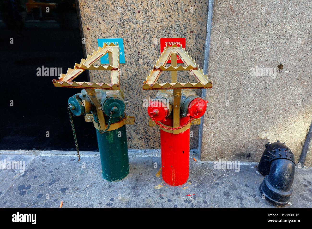 Architettura ostile in mostra, barricate spikey scoraggiano le persone dal sedersi e dal stare sedute davanti a un edificio nel centro di Manhattan, New York. Foto Stock