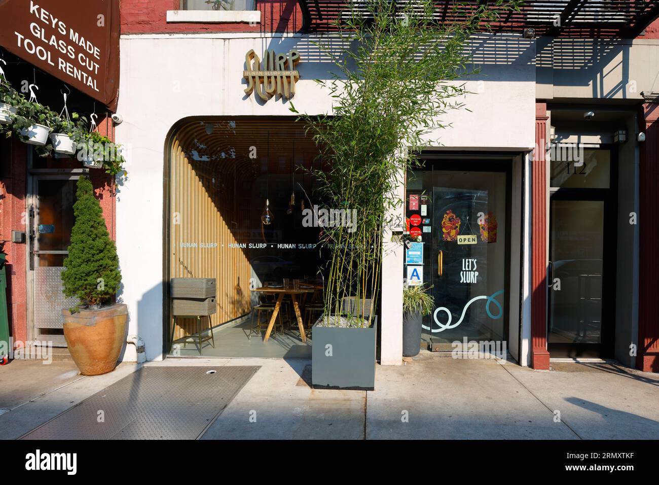Hunan Slurp, 112 1st Ave., New York, New York, New York foto di un ristorante cinese Hunan nel quartiere East Village di Manhattan. Foto Stock